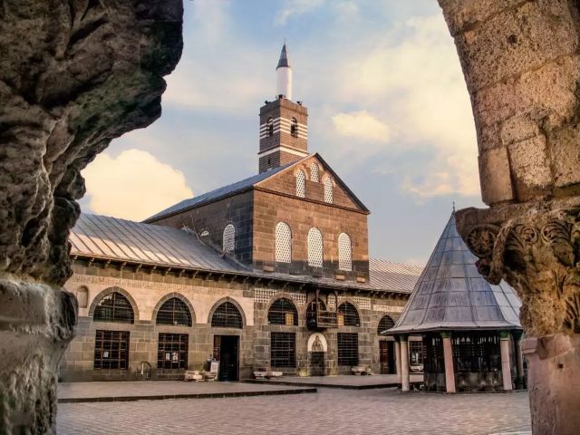 İkonik Mardin Göbeklitepe Gaziantep Turu| 2 Gece Konaklamalı Uçaklı İstanbul Çıkışlı 1 Mayıs Özel