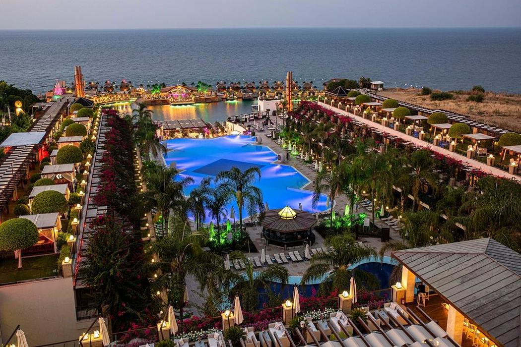 Cratos Premium Hotel